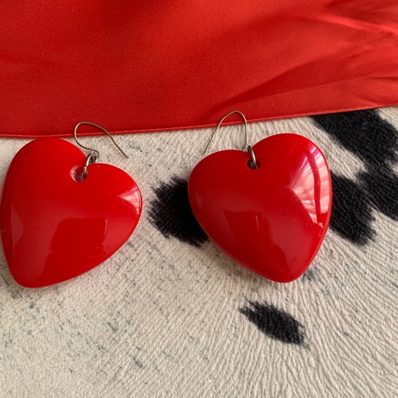 RED HEART SHAPED WIRE EARRINGS SOLID PLASTIC - Picture 2 of 3